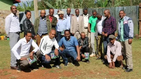 እእኖር ወያ ጉርዳ መጣፍ ቅዱስ ያሩምታ ኮምቴ ሁኖዋ ::/የእኖር አዲስ ኪዳን መጽሐፍ ቅዱስ ተርጓሚዎች አራሚ ኮሚቴ::/The review comittee of the Inor New Testemant translation team.