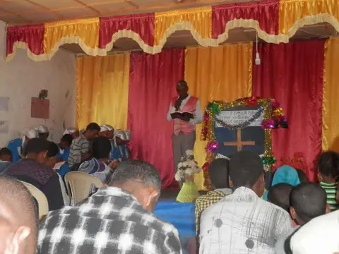 በእኖር ወረዳ በአብርር ቀበሌ ገበሬ መሃበር አነዳ መሰረተ ክርስቶስ ቤተክርስቲያን አኖውታ ሰቭ እእግዜር ቃር ቲሶኦታ/በእኖር ወረዳ በአብርር ቀበሌ ገበሬ ማሃበር  የሚገኝ የመሰረተ ክርስቶስ ምዕመናን የእግዝአብሔር ቃል በመስማት ላይ።/The word of God being shared within a local church found along the streets Abrer, in the Inor region. 