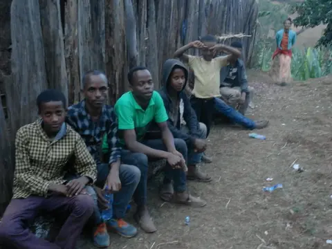 አማኝ ሁኖዋ  ብእማቲ በቾኖዋይ::/አማኞች በአንድነት ተቀምጠው።/Believers of Christ having a gathering around one of the local's home.