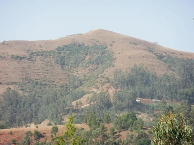 በእኖር ወረዳ በአብርር ቀበሌ ገበሬ ማሃበር ይረቭርካ ጀዳ ዩሪዳ ቆቶን።/በእኖር ወረዳ በአብርር ቀበሌ ገበሬ ማሃበር የሚገኝ ጀዳ የሚባል ተራራ ነው።/The mountain of Jeda found in the village of Inor.