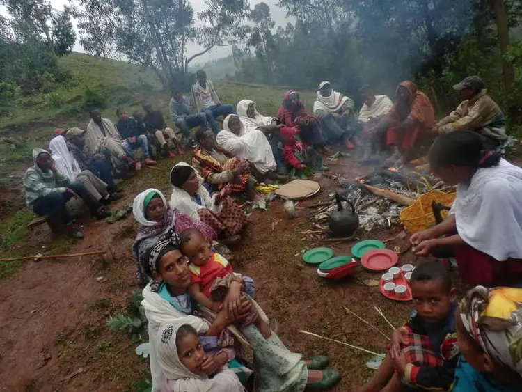 በቨስቀር ሙራአ ቀረ እንእ ሰቭ ተደመደታ በዊኪሪ ቃዋ ቲቃአውታ።/በመስቀል በአል የዳመራ ዕለት ሰው ሁሉ በአንድነት ተሰብስቦ ቡና ሲጠጣ።/ A village coffee ceremony being held during the holiday of Meskel.